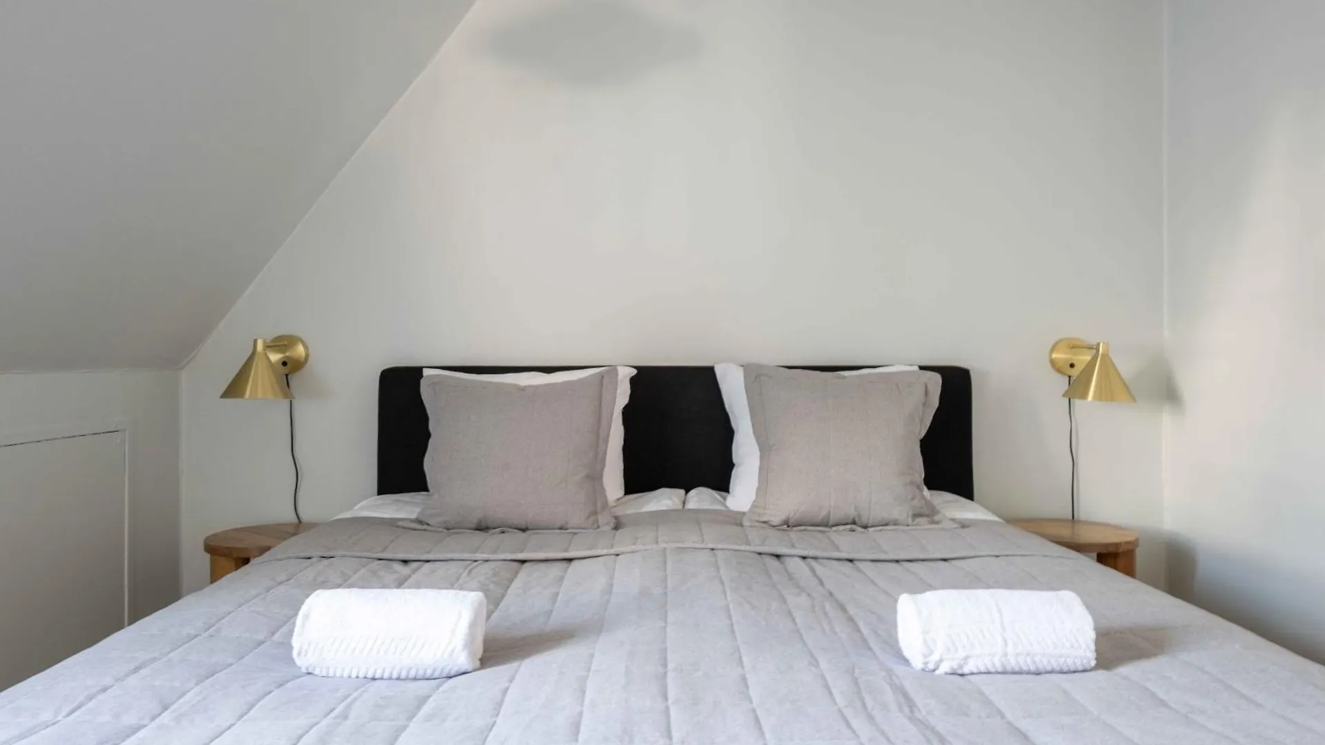 Unique Apartment W Exposed Beams Next To Tivoli Copenhague Danemark