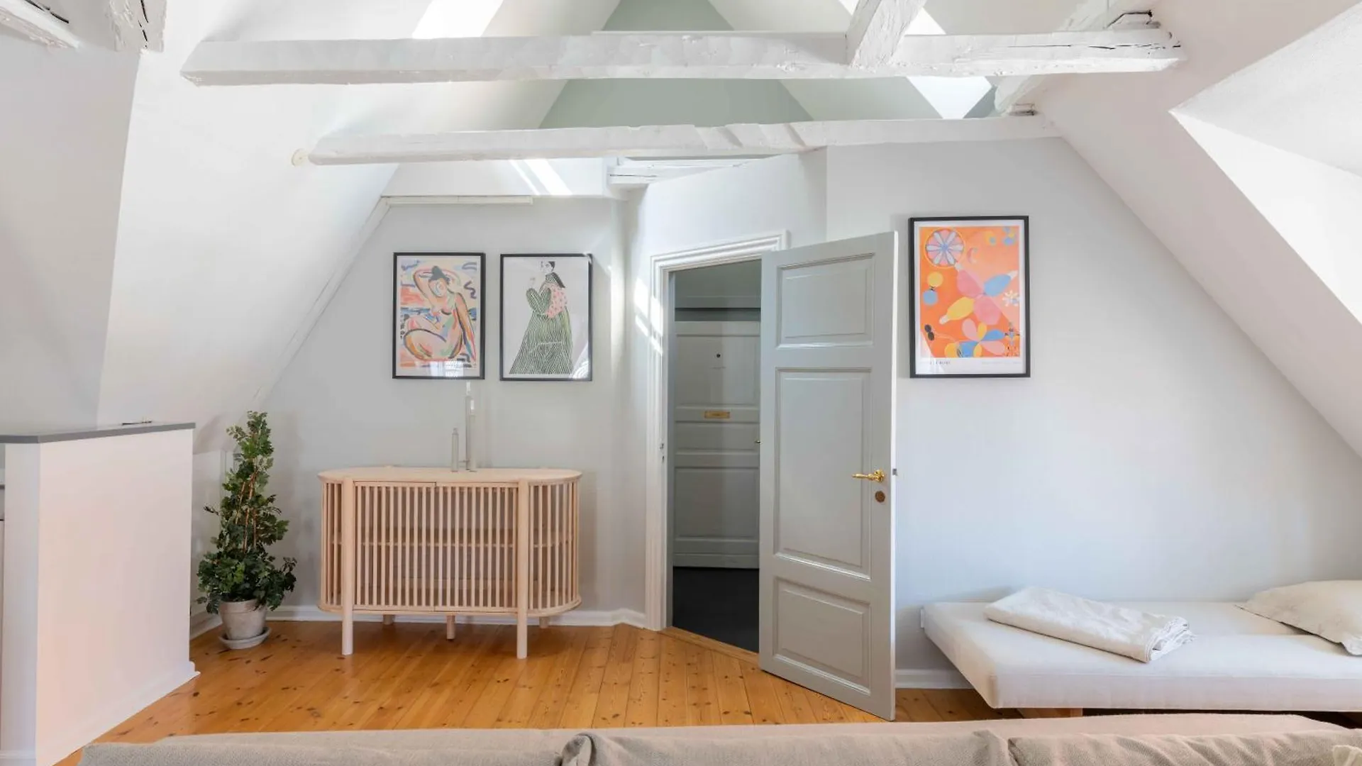 Unique Apartment W Exposed Beams Next To Tivoli Copenhague 0*,  Danemark