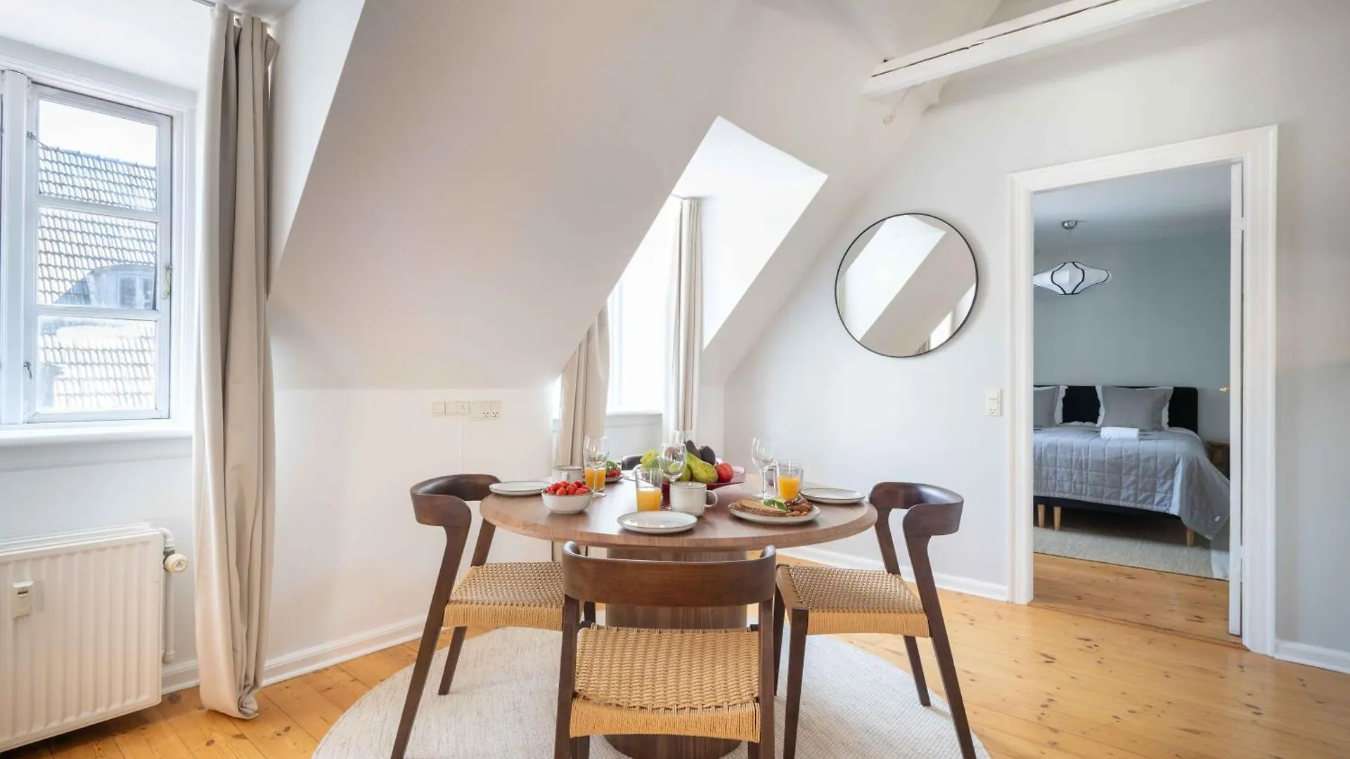 Unique Apartment W Exposed Beams Next To Tivoli Copenhague Danemark